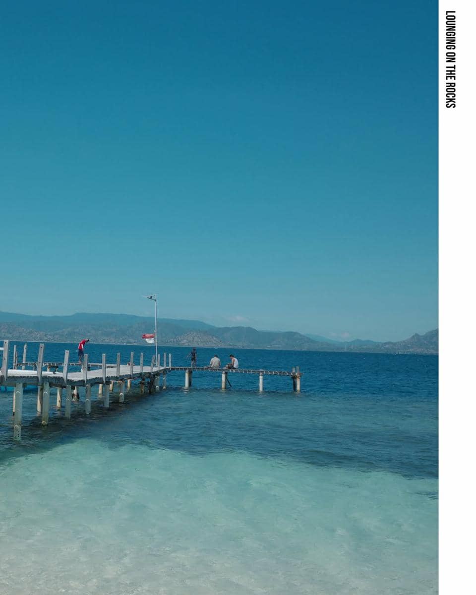 Keluarga Laura Theux liburan di Pantai Liang, Ambon