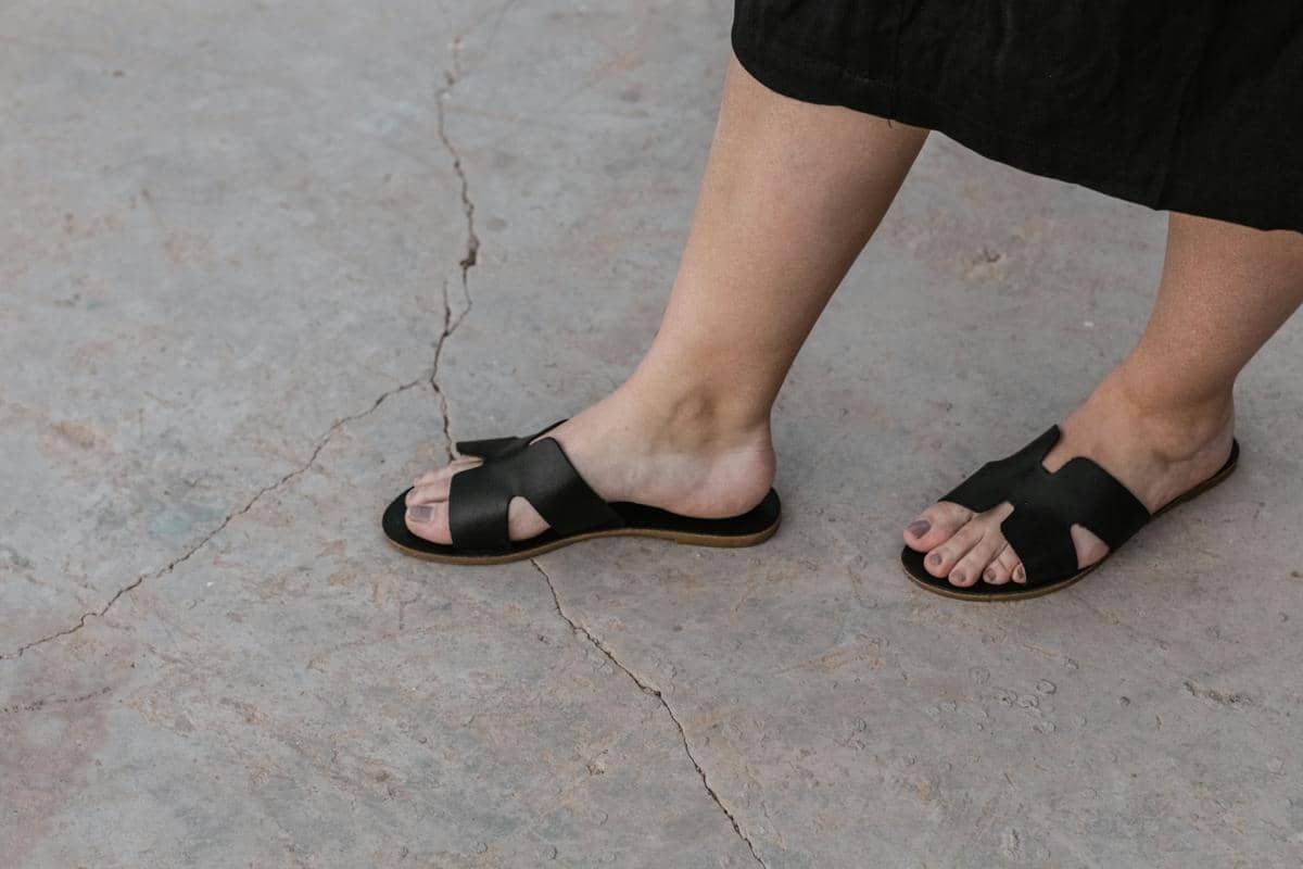 5 Cara Memakai Sandal ke Kantor Tanpa Terlihat Terlalu Santai
