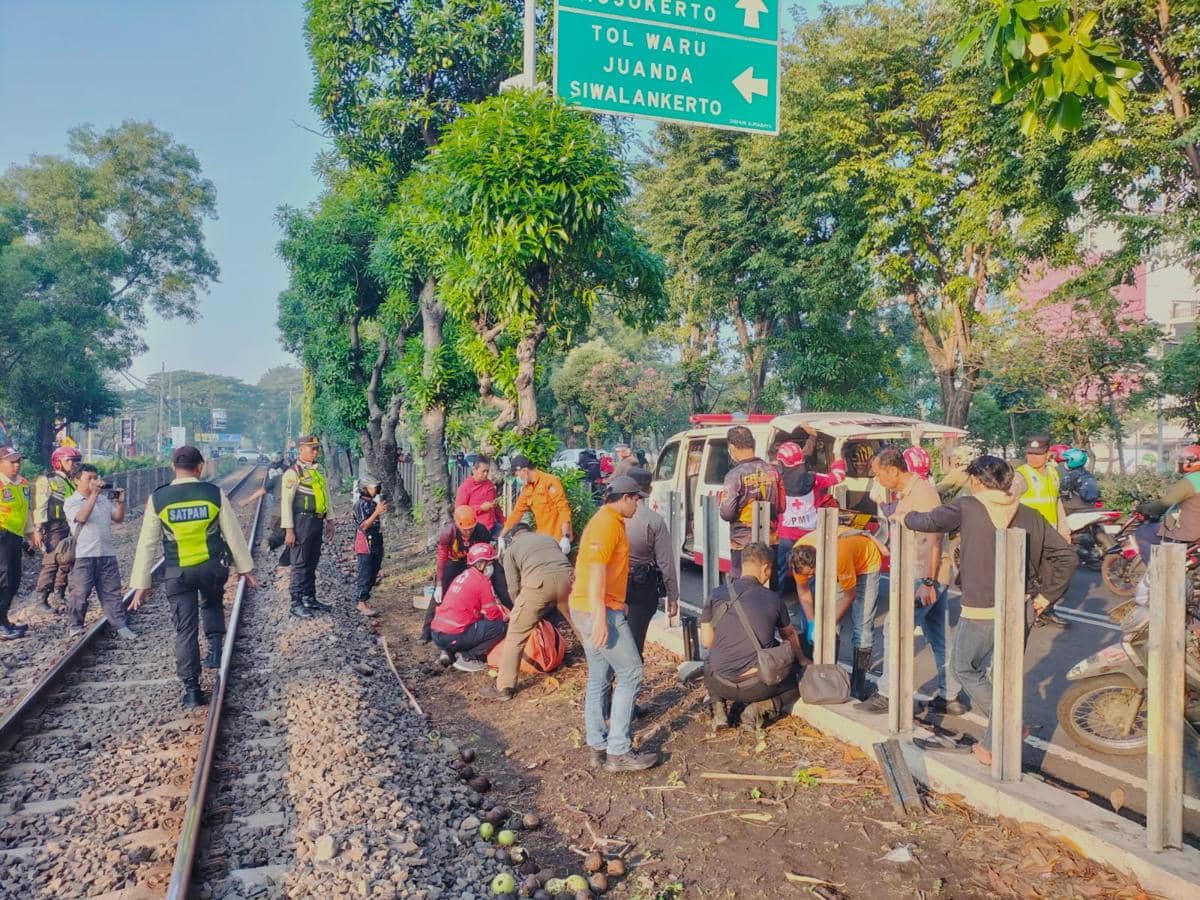 Terlihat Linglung, Pejalan Kaki Tewas Tersambar Kereta di Surabaya