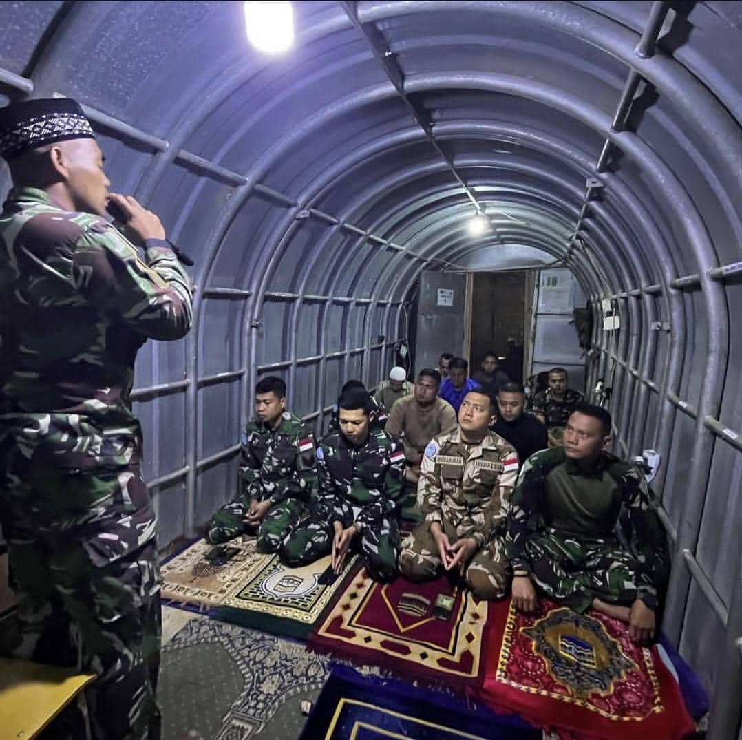 Momen Pasukan TNI UNIFIL Salat Idul Adha di dalam Bunker