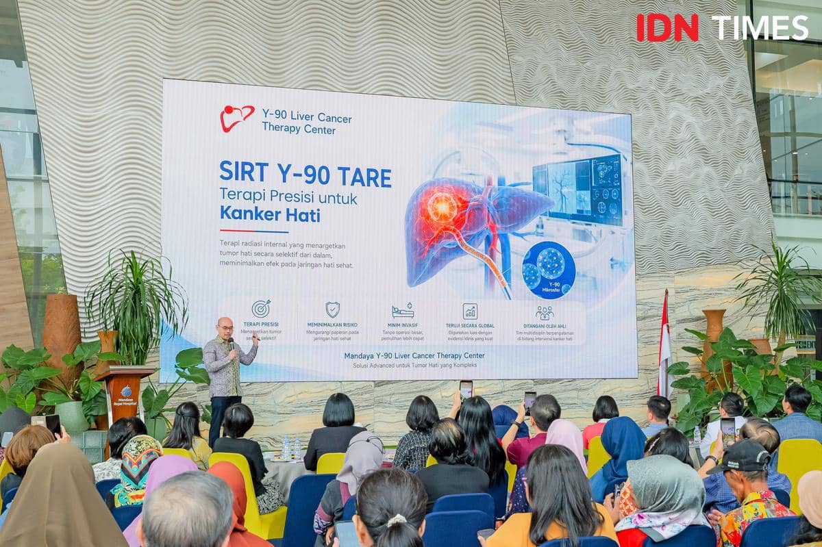 Seorang pembicara mempresentasikan terapi presisi SIRT Y-90 TARE untuk kanker hati di depan audiens di Mandaya Hospital Group.