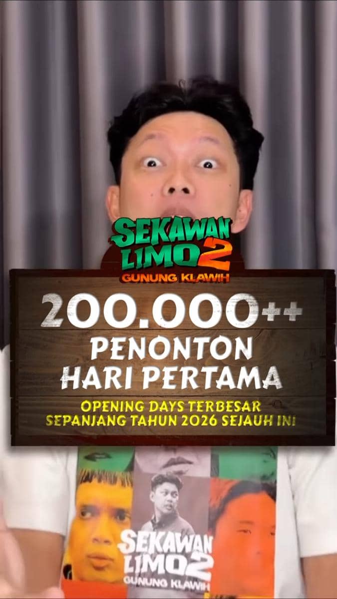 Seorang pria berekspresi terkejut mengenakan kaus bergambar poster film Sekawan Limo 2: Gunung Klawih dengan tulisan 200.000 penonton hari pertama.