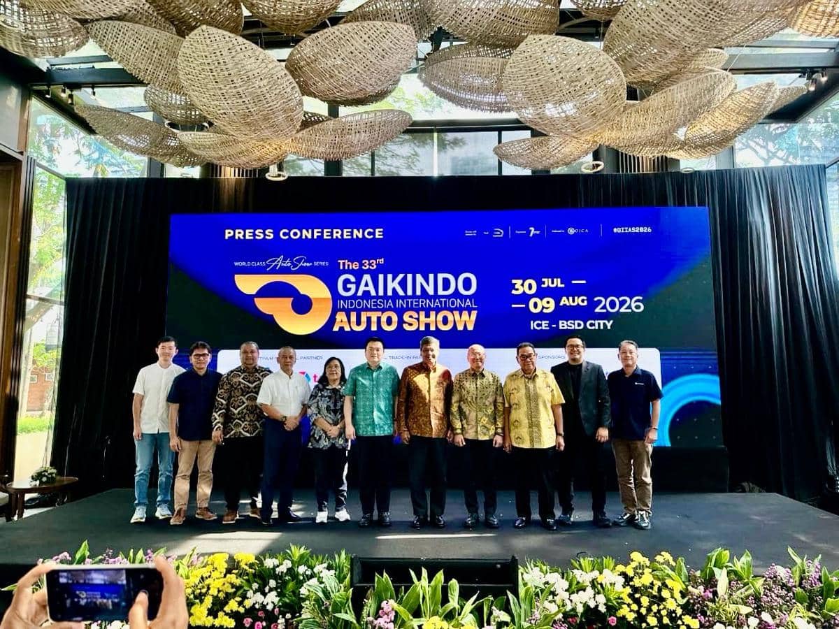 Sejumlah perwakilan berdiri di depan layar besar bertuliskan GAIKINDO Indonesia International Auto Show 2026 saat konferensi pers di ICE BSD City.
