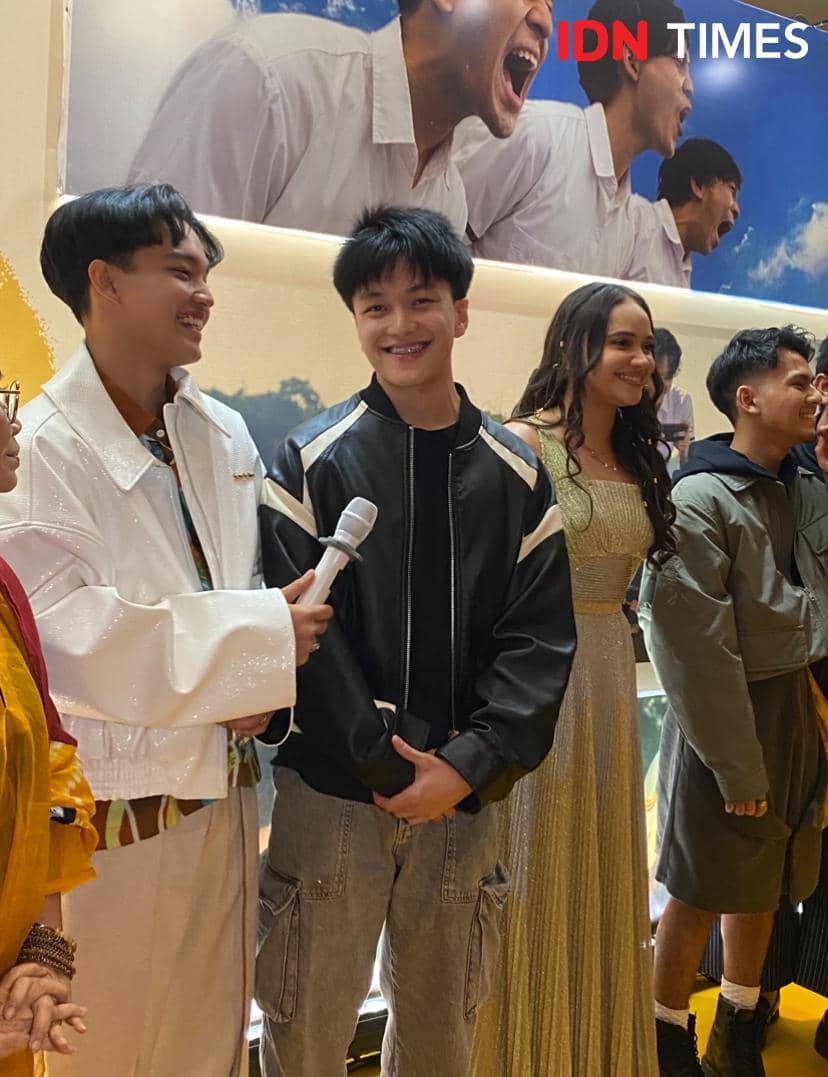 Para pemain film Nobody Loves Kay tersenyum dan berbincang di acara Yellow Carpet, mengenakan busana kasual dan elegan.