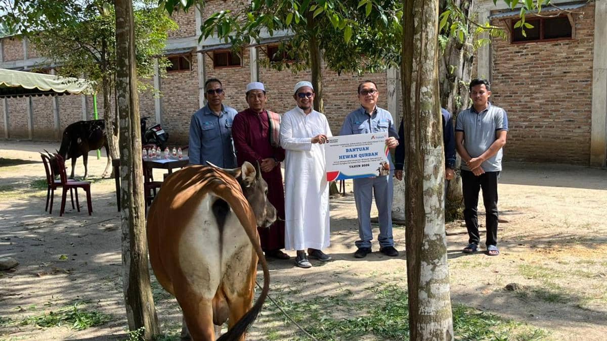 Perwakilan PT Indonesia Asahan Aluminium menyerahkan bantuan hewan kurban kepada masyarakat menjelang Idul Adha di Sumatra Utara.