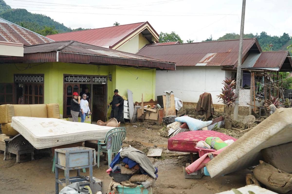 Warga membersihkan rumah dan menjemur perabotan yang rusak akibat banjir di Kecamatan Bolaang, Kabupaten Bolmong, Sulawesi Utara.