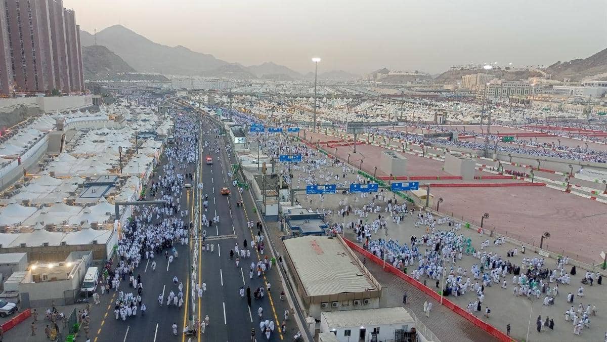 Jamaah haji melakukan perjalanan menuju Jamarat di Mina, Makkah (Dok. MCH 2026)