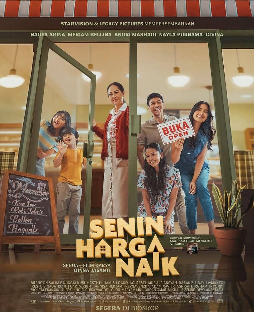Poster film Senin Harga Naik menampilkan lima orang berdiri di depan pintu kaca toko dengan papan bertuliskan buka dan suasana hangat keluarga.