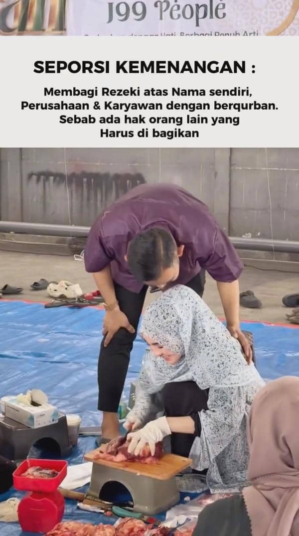 Seorang pria dan wanita mengenakan pakaian rapi sedang memotong daging kurban di atas alas biru dalam kegiatan berbagi rezeki.