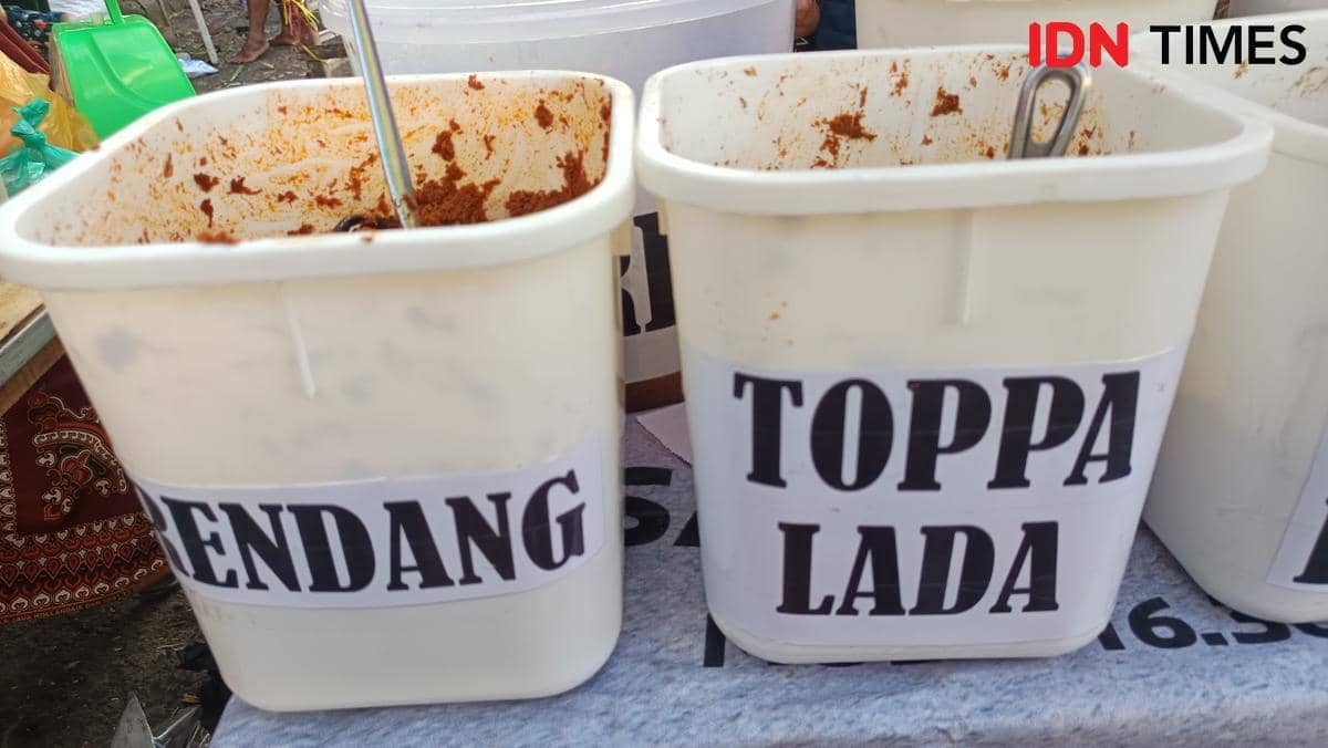 Dua wadah plastik berisi bumbu racik matang dengan label rendang dan toppa lada dijual di Pasar Pabaeng-baeng, Makassar.