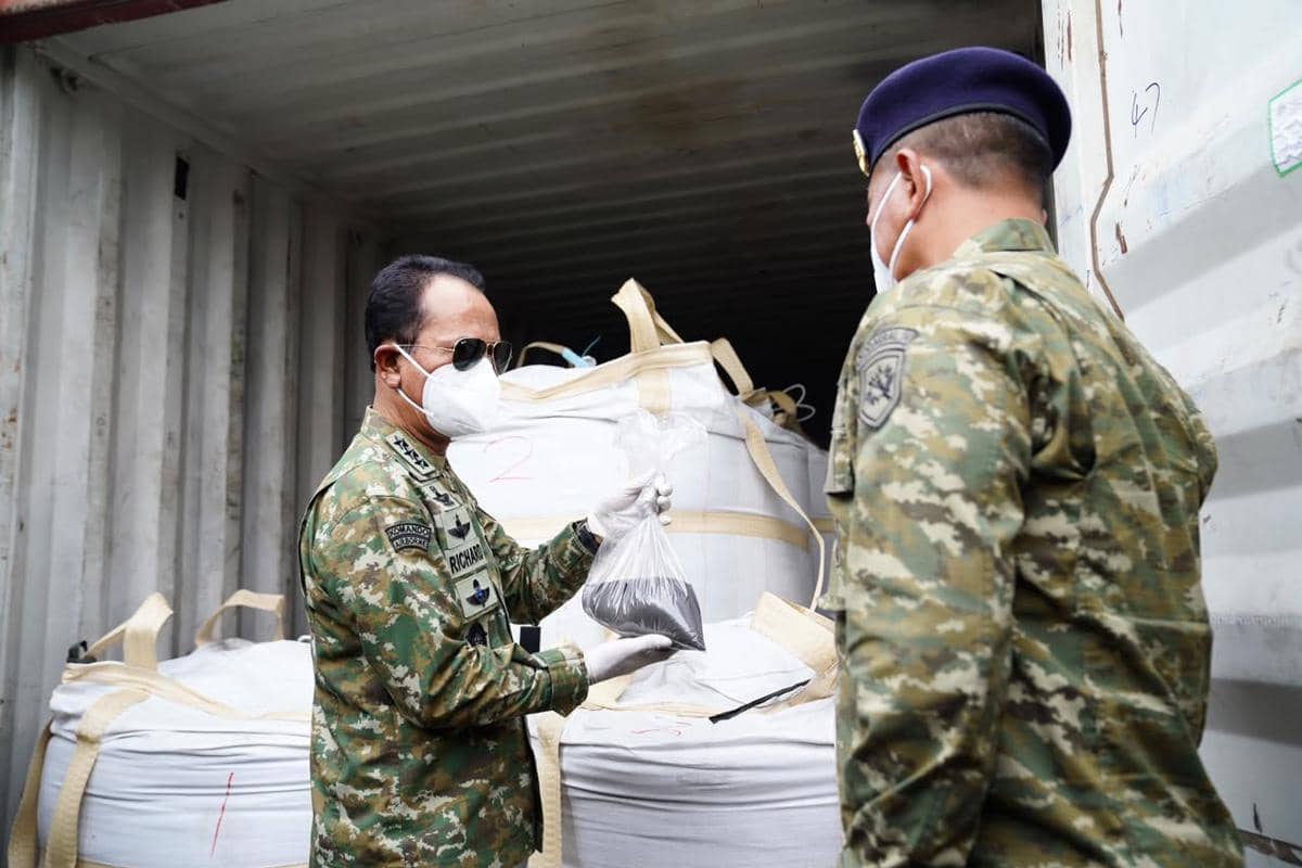 Kasum TNI Tinjau Kontainer Muatan Radioaktif Sitaan TNI AL