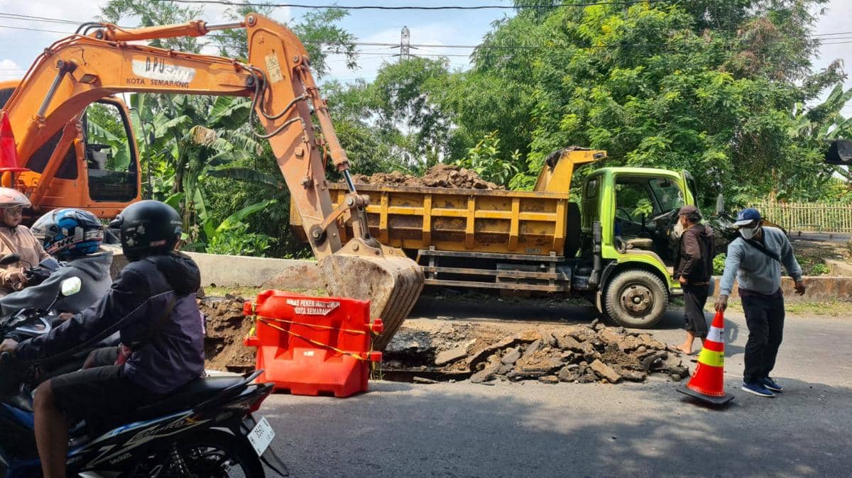 jalan rusak, jalan berlubang, perbaikan jalan, jalan semarang, dpu semarang