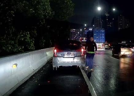 Viral Pengemudi Taksi Online Diduga Rusak Mobil di Tol JORR