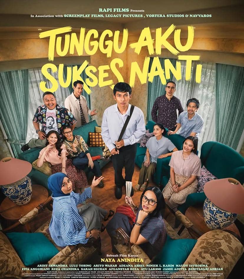 Poster film Tunggu Aku Sukses Nanti menampilkan sekelompok orang dengan berbagai ekspresi di ruang tamu bergaya klasik.