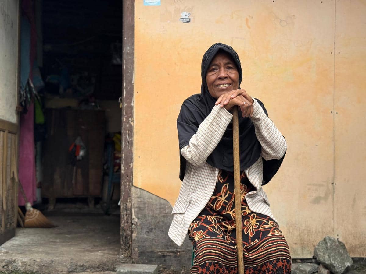 Mak Painah Cari Nafkah di Makam demi Anak Asuh Tetap Sekolah