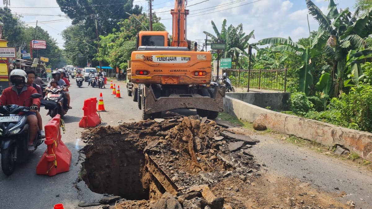 Jalan Rusak Akibat Tonase Berlebih di Simongan Semarang Diperbaiki