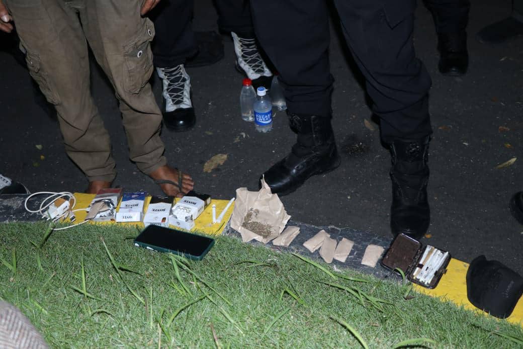 Barang bukti ganja siap pakai, bungkus rokok, dan ponsel diamankan polisi di pinggir jalan saat penangkapan di Tangerang.