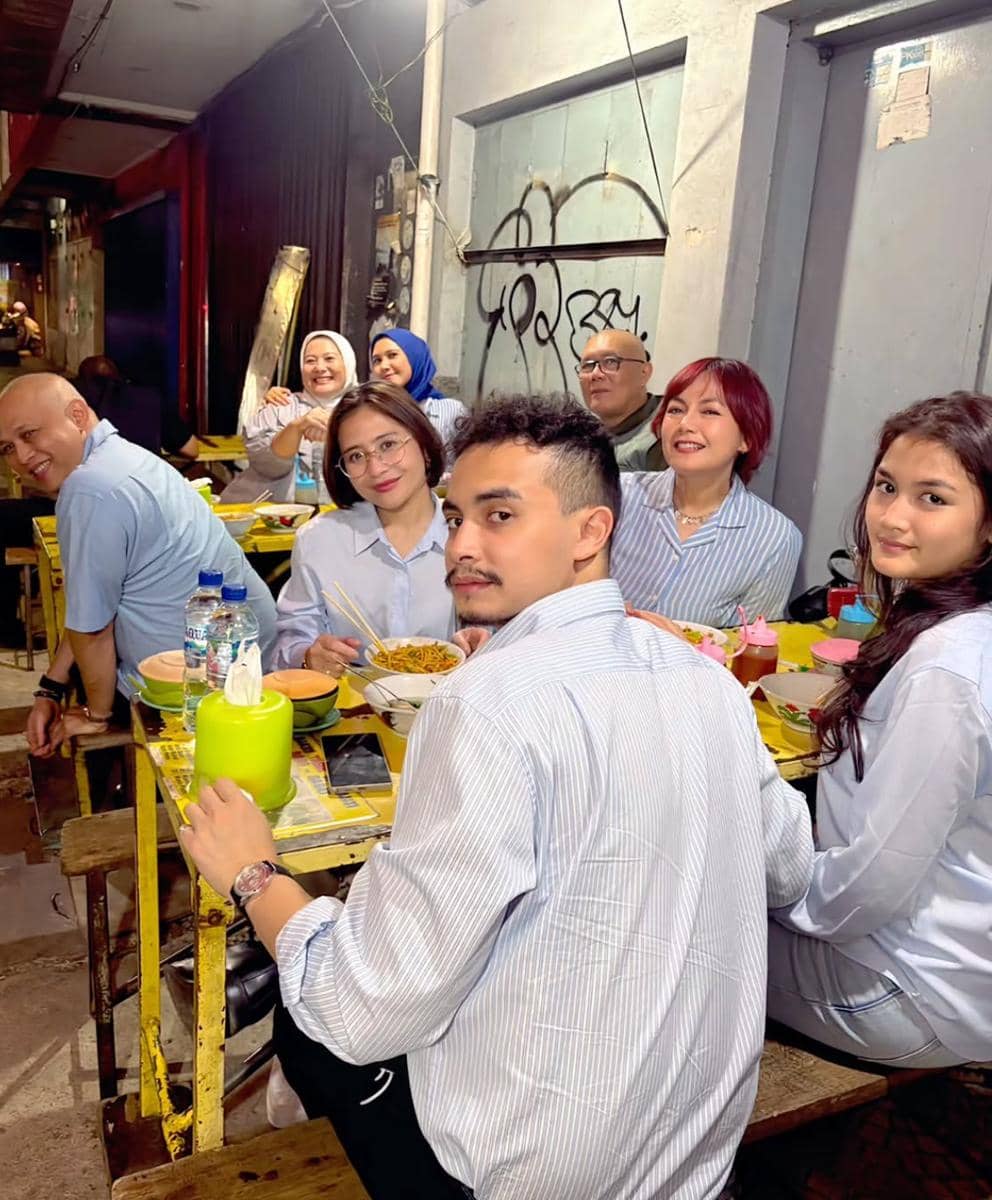 Momen Idul Adha 2026 Prilly Latuconsina dan Omara Esteghlal