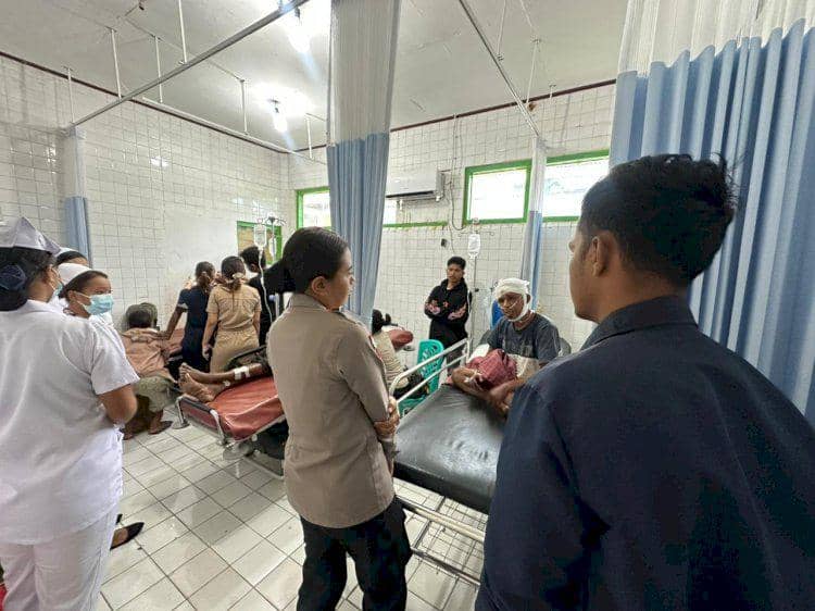 Seorang perwira polisi memantau kondisi tiga pria yang dirawat di rumah sakit setelah menjadi korban amuk massa di TTU.