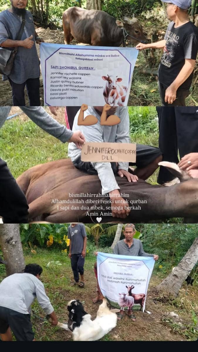 Beberapa orang mempersiapkan hewan kurban berupa sapi dan kambing dengan spanduk berisi nama-nama peserta kurban di area terbuka.