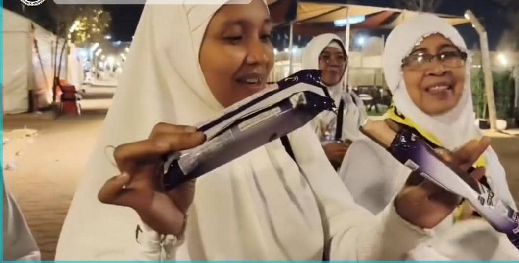Jemaah Haji NTB Dapat Es Krim Gratis di Tengah Cuaca Panas Arab Saudi