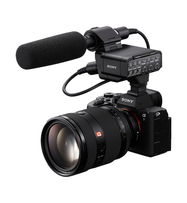 Kamera mirrorless Sony Alpha 7R VI dengan lensa G Master dan mikrofon eksternal terpasang di bagian atas bodi kamera.