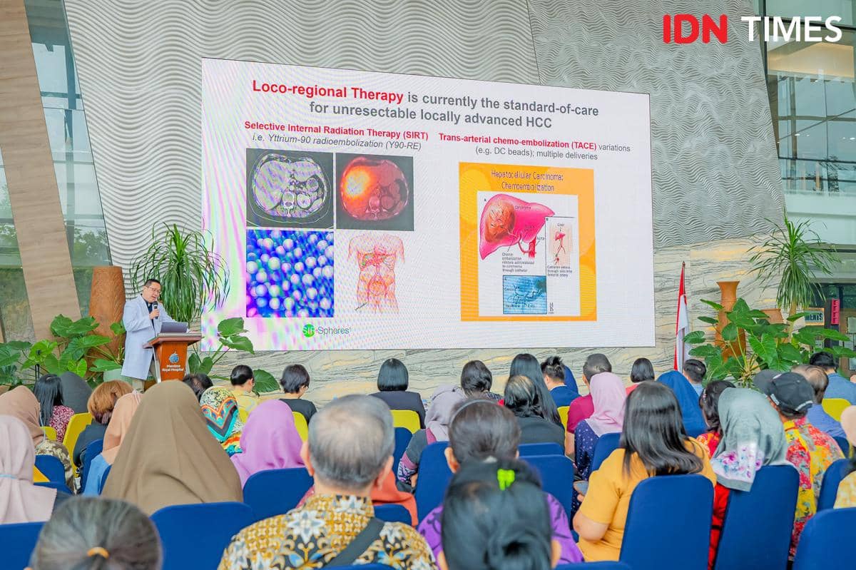 Seorang dokter memberikan presentasi medis tentang terapi loco-regional di depan audiens di Rumah Sakit Mandaya Royal Puri Tangerang.