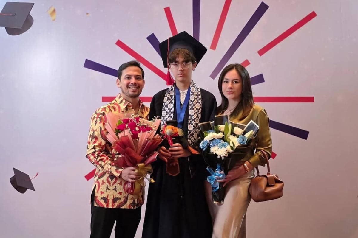 7 Potret Wulan Guritno dan Adilla Dimitri Hadiri Wisuda Sang Putra