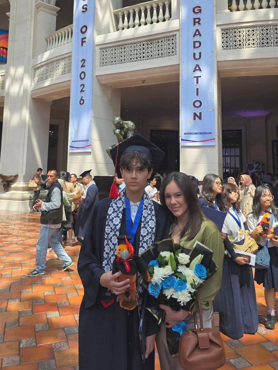 Wisuda anak Wulan Guritno 