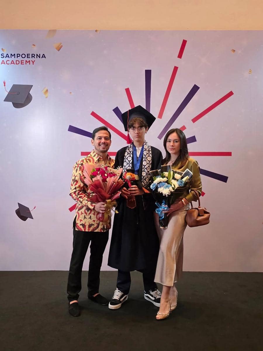 Wisuda anak Wulan Guritno 