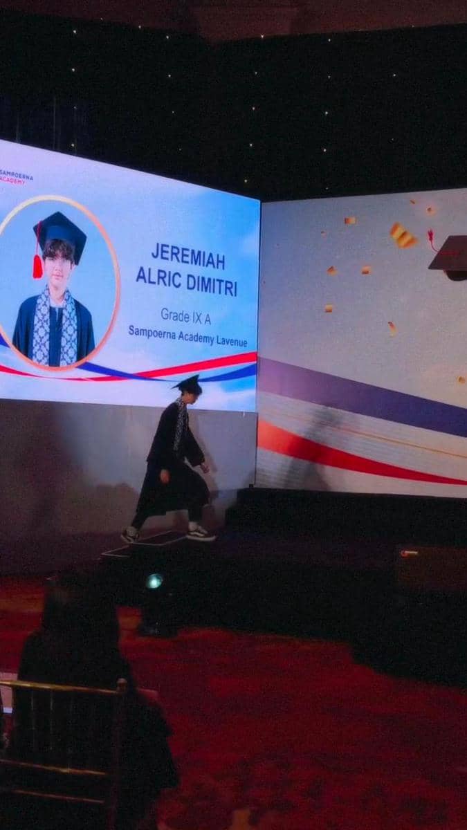Wisuda anak Wulan Guritno 