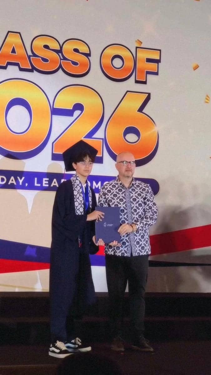 Wisuda anak Wulan Guritno 