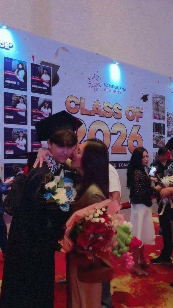 Wisuda anak Wulan Guritno 