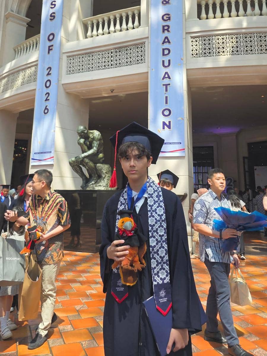 Wisuda anak Wulan Guritno 