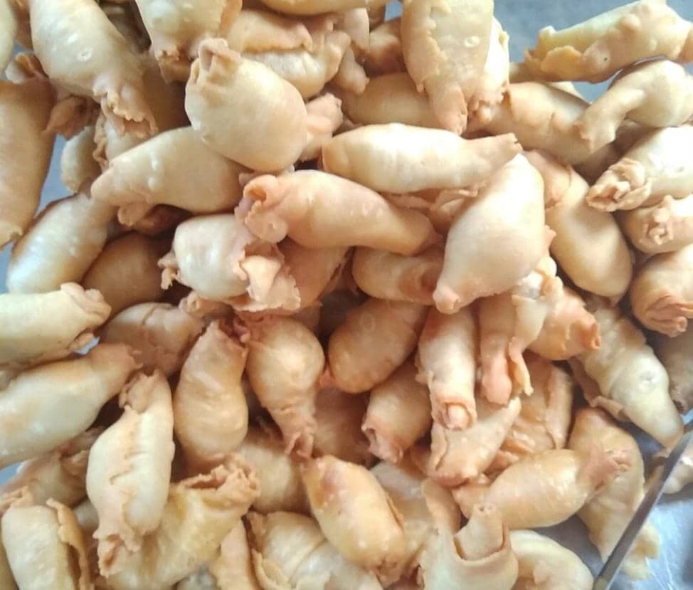 Sepiring pisang molen berwarna cokelat keemasan, camilan goreng berisi pisang dengan kulit pastry renyah.