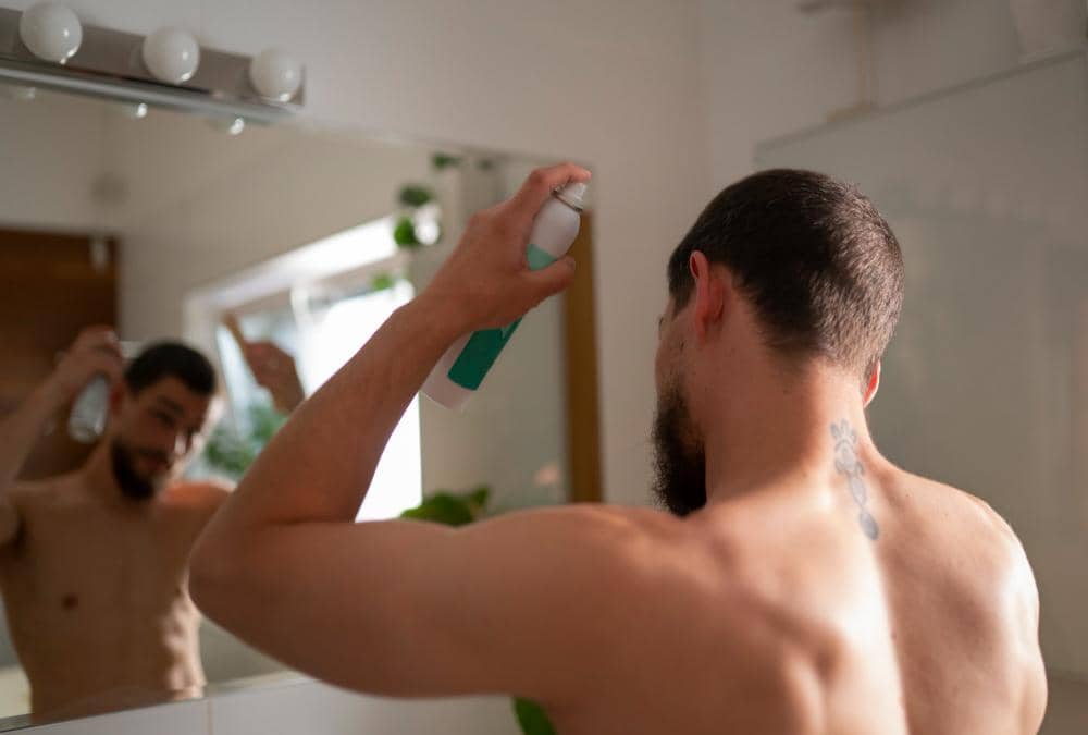 ilustrasi cowok pakai dry shampoo