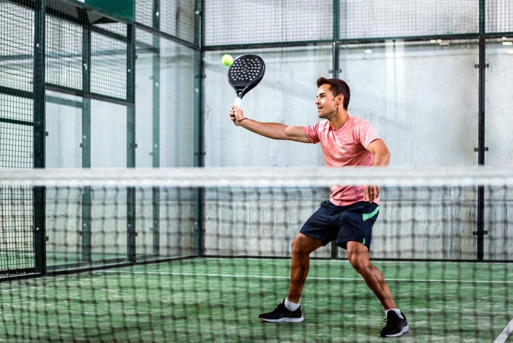 ilustrasi cowok main padel