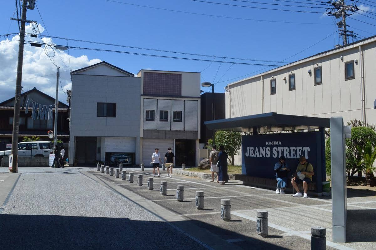 Kojima Jeans Street, kawasan di Kurashiki yang dikenal sebagai pusat denim terkenal di Jepang.