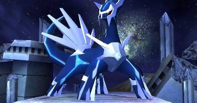 Dialga, Pokémon legendaris berwarna biru dengan tubuh berlapis baja dan kristal di dada, berdiri gagah di bawah langit malam berbintang.