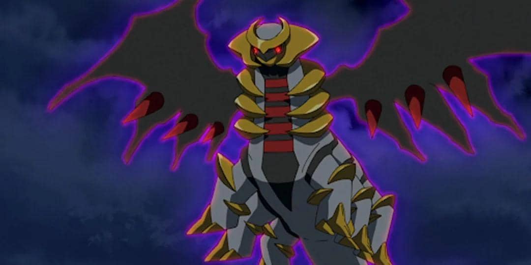 Giratina, makhluk legendaris dari dunia Pokémon, dengan tubuh abu-abu berlapis emas dan sayap hitam bercahaya ungu di langit gelap.