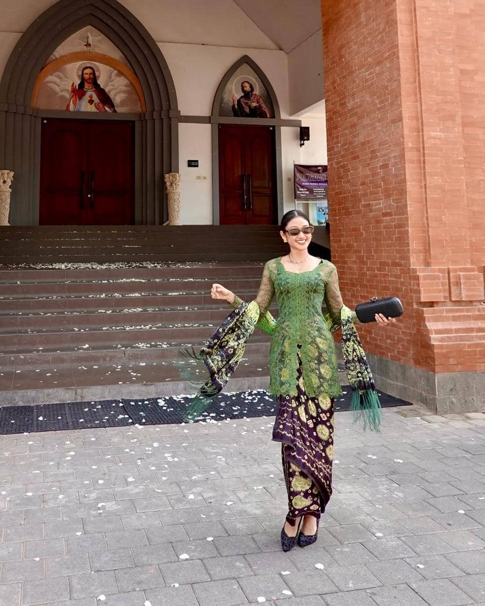 koleksi kebaya ala Claresta Taufan