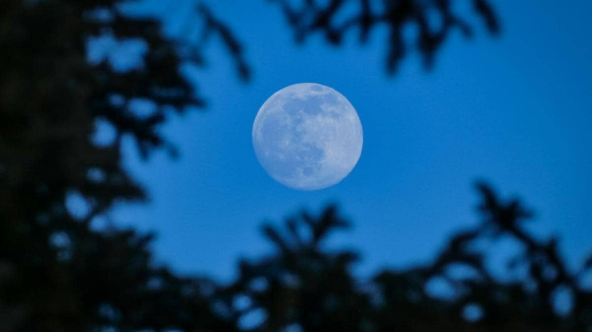 Apakah Fenomena Blue Moon Mengubah Bulan Jadi Biru?