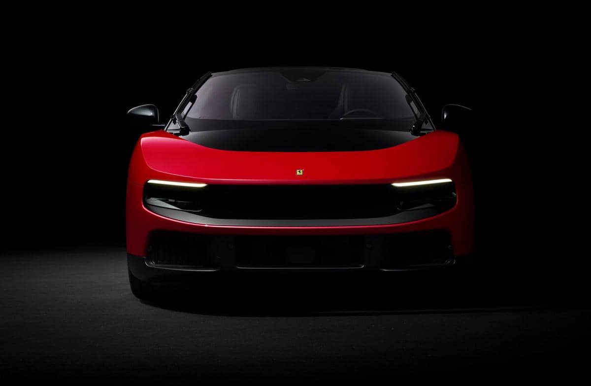 Tampilan depan Ferrari Luce warna merah