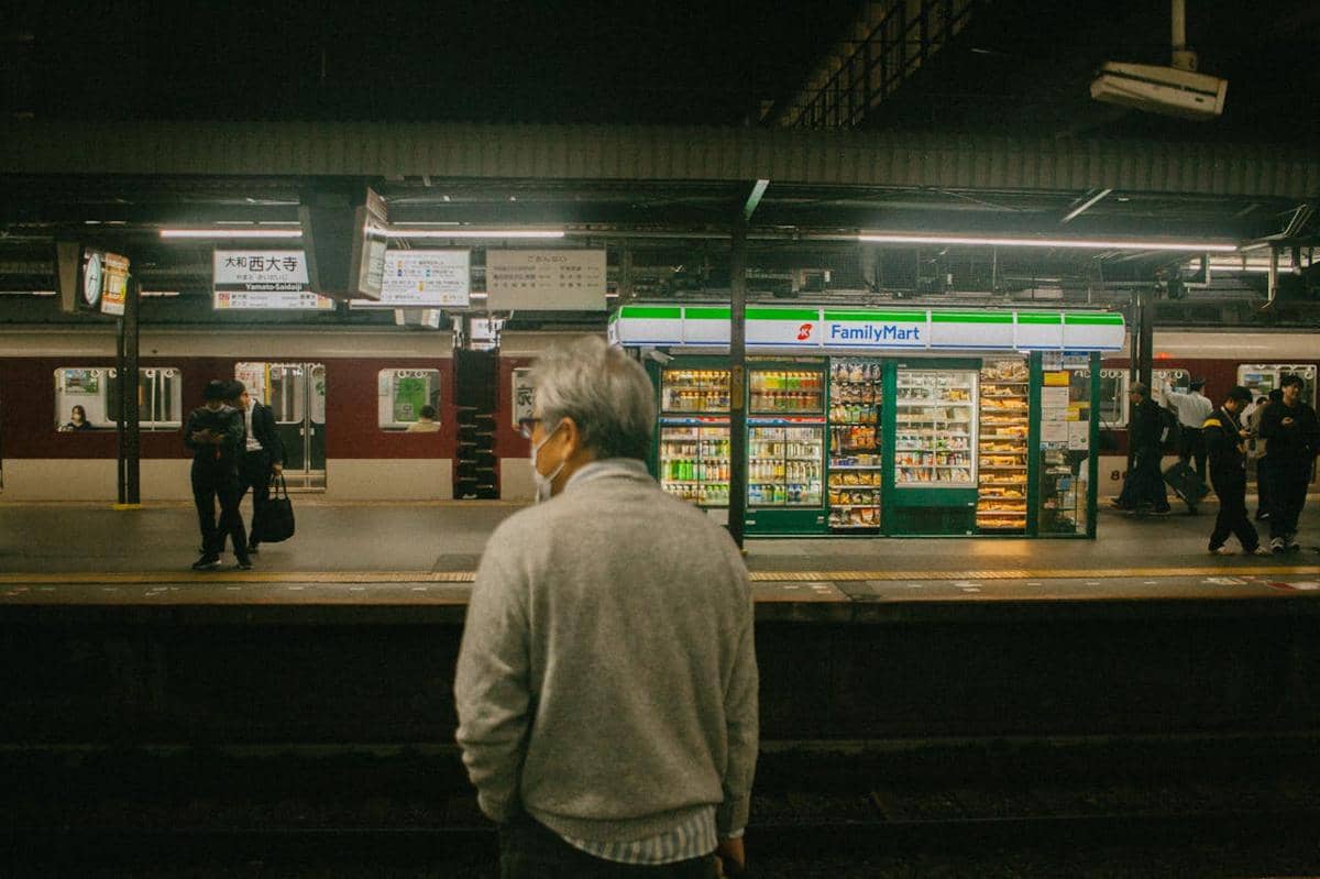 ilustrasi lansia, stasiun kereta api di Jepang