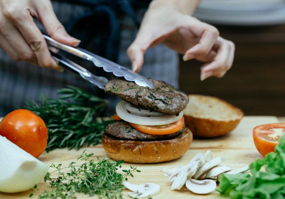 ilustrasi membuat burger