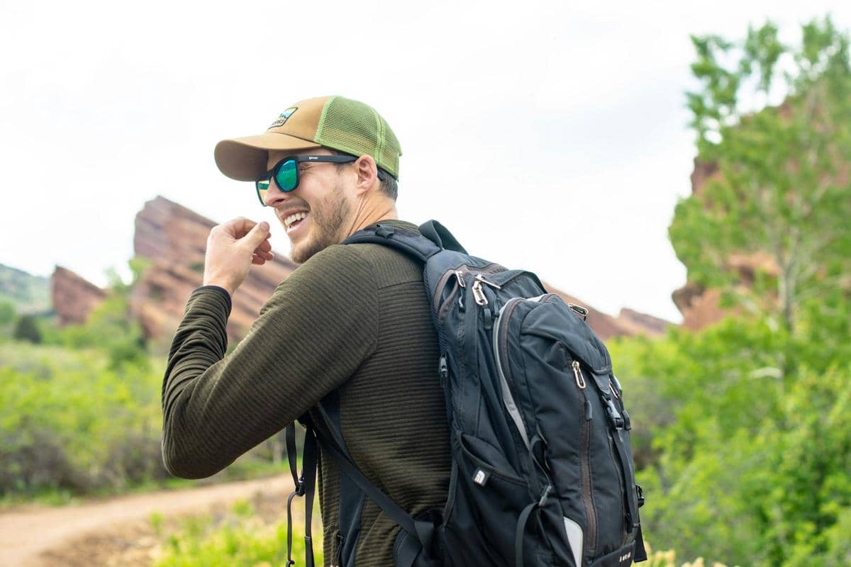 Ilustrasi backpack sebagai tas punggung untuk membawa barang saat bepergian, dari R+R Medicinals di Unsplash.
