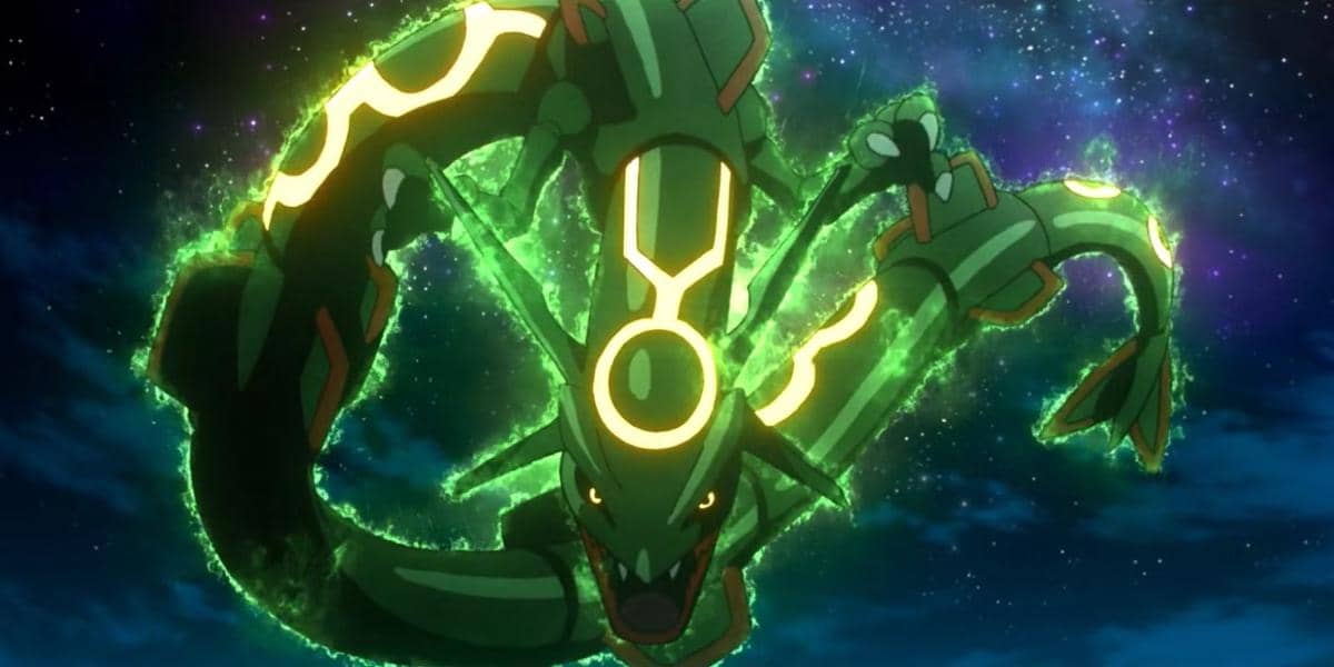 Rayquaza berwarna hijau dengan pola bercahaya kuning melayang di langit malam dengan aura energi hijau di sekeliling tubuhnya.