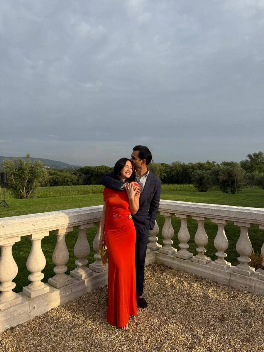 Pevita Pearce dan suami kondangan di Portugal