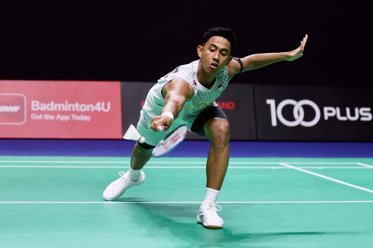 Alwi Farhan saat berlaga mengalahkan ranking satu dunia asal China, Shi Yu Qi, di 16 besar Singapore Open 2026 (dok.PP PBSI)
