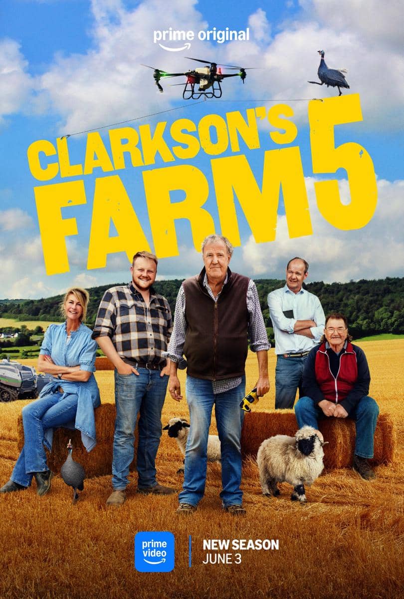 Poster serial Clarkson’s Farm Season 5 menampilkan lima orang berdiri di ladang gandum dengan domba, jerami, dan drone di langit.